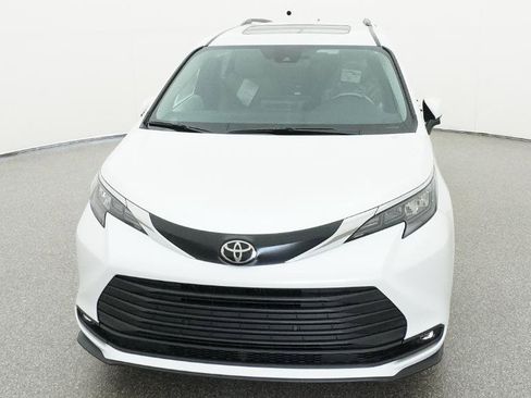 New 2026 Toyota Sienna XLE image 2