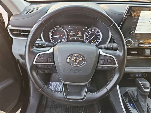 Used 2022 Toyota Highlander XLE image 25