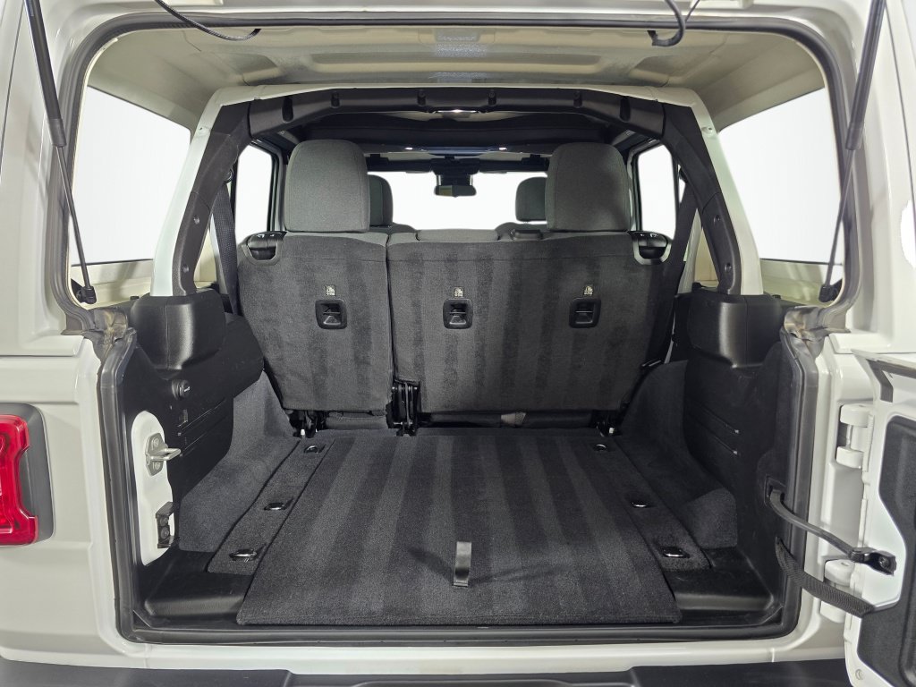 Used 2025 Jeep Wrangler Unlimited Sahara AWD/4WD image 11