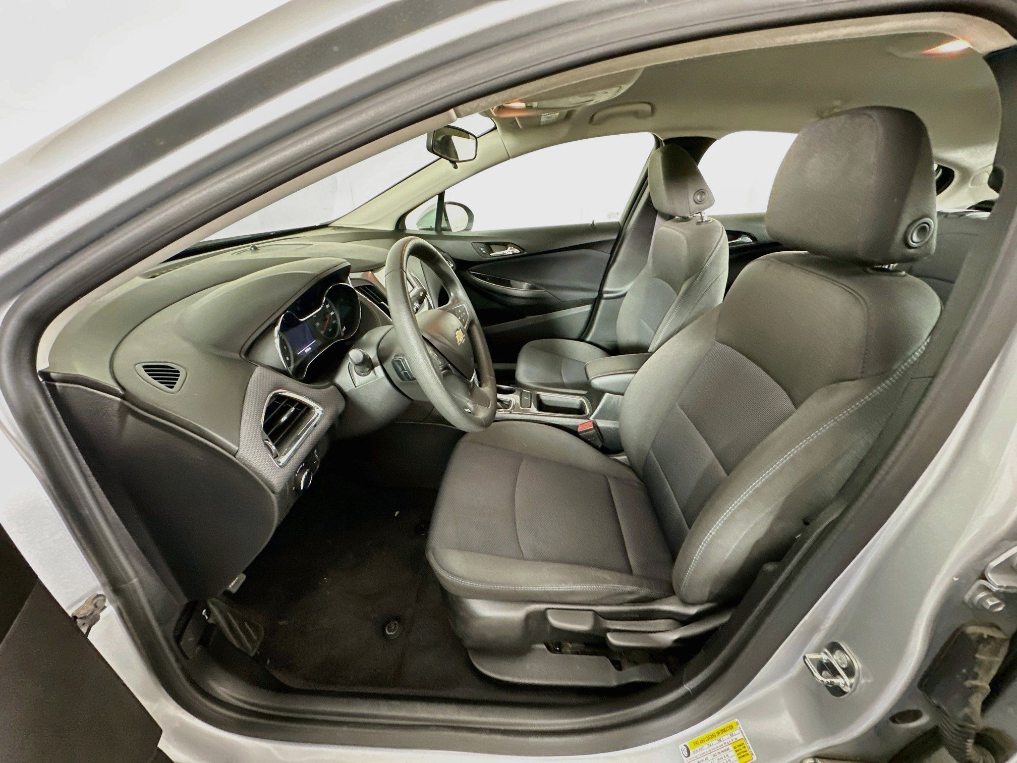 Used 2017 Chevrolet Cruze LT FWD image 13