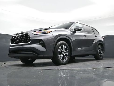 Used 2024 Toyota Highlander XLE image 34