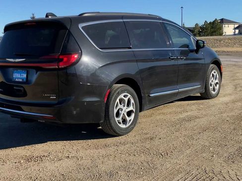 Certified 2023 Chrysler Pacifica Limited image 8