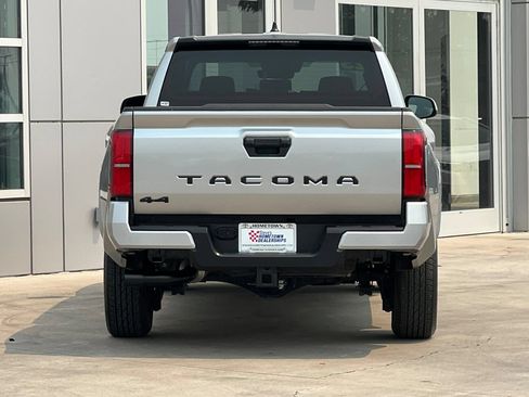 Used 2025 Toyota Tacoma SR5 AWD/4WD image 5