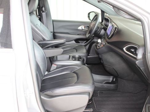Used 2025 Chrysler Pacifica Select FWD image 33