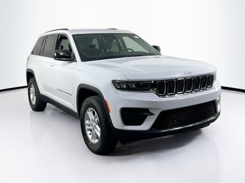 Used 2023 Jeep Grand Cherokee Laredo w/ Luxury Tech Group I image 3