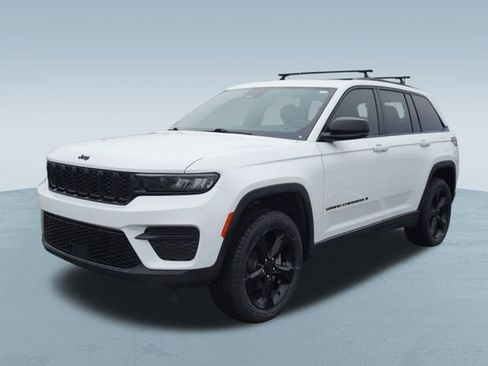 Used 2023 Jeep Grand Cherokee Altitude image 3