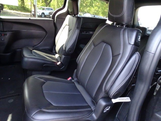 Certified 2025 Chrysler Pacifica Select w/ Uconnect Theater Family Group AWD/4WD image 4