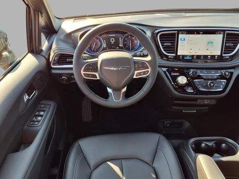 New 2026 Chrysler Pacifica Select image 4