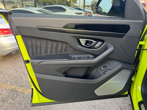 Used 2022 Lamborghini Urus AWD/4WD image 18
