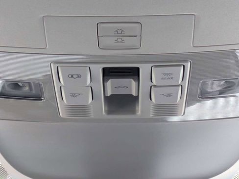 Certified 2025 Volkswagen Taos SE w/ Panoramic Sunroof Package image 22