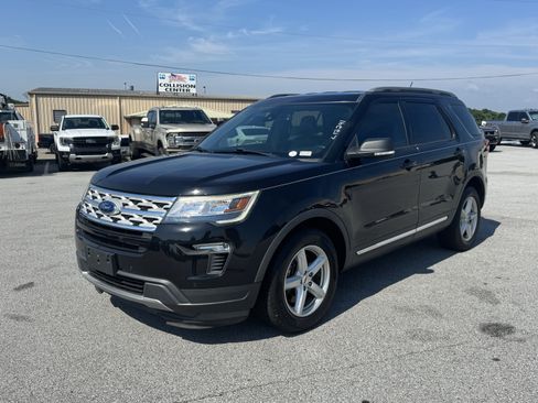 Used 2019 Ford Explorer XLT w/ Equipment Group 202A FWD image 2