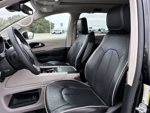 Used 2023 Chrysler Pacifica Limited image 17