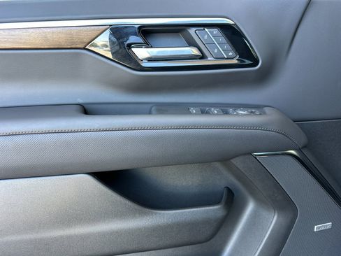 New 2025 Chevrolet Suburban High Country image 11