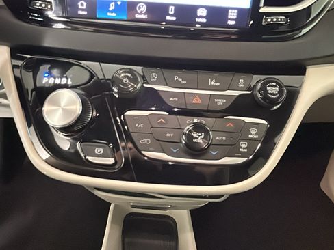 Used 2024 Chrysler Pacifica Touring-L FWD image 22