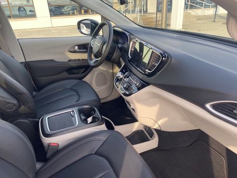 Used 2024 Chrysler Pacifica Touring-L image 27