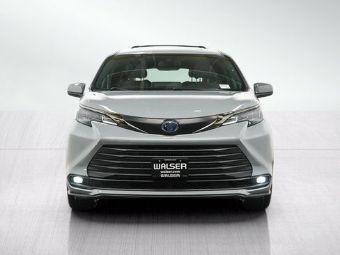 Used 2022 Toyota Sienna XLE Woodland Edition AWD/4WD image 8
