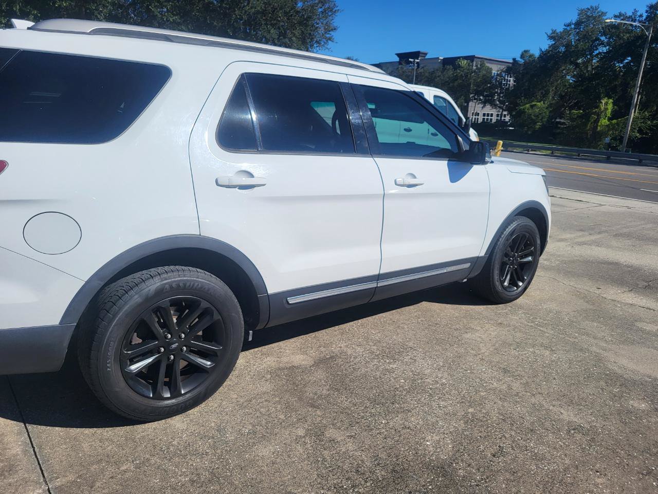 Used 2016 Ford Explorer XLT w/ Equipment Group 202A FWD image 11
