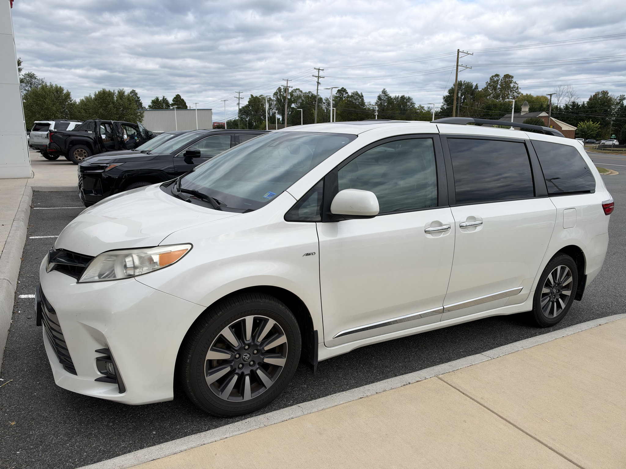 Used 2018 Toyota Sienna XLE AWD/4WD image 1