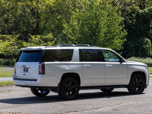 Used 2020 GMC Yukon XL SLT w/ Graphite Performance Edition image 4
