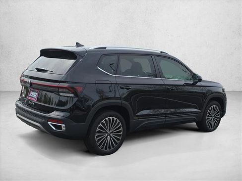 Used 2025 Volkswagen Taos SE FWD image 4