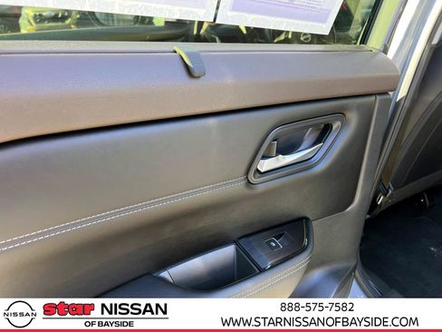 Used 2023 Nissan Rogue SL w/ SL Premium Package image 11