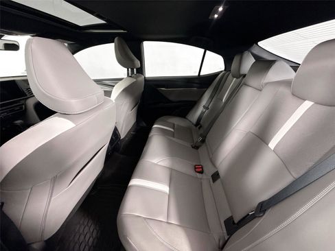 Used 2025 Toyota Camry SE image 33