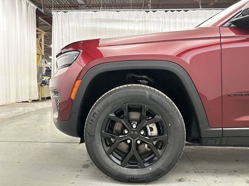 Used 2024 Jeep Grand Cherokee Altitude image 20