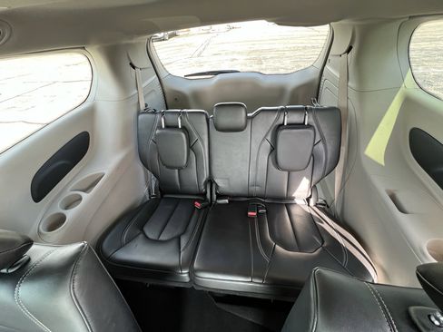 Used 2024 Chrysler Pacifica Limited FWD image 15