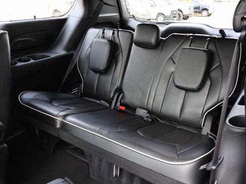 Used 2025 Chrysler Pacifica Limited image 11