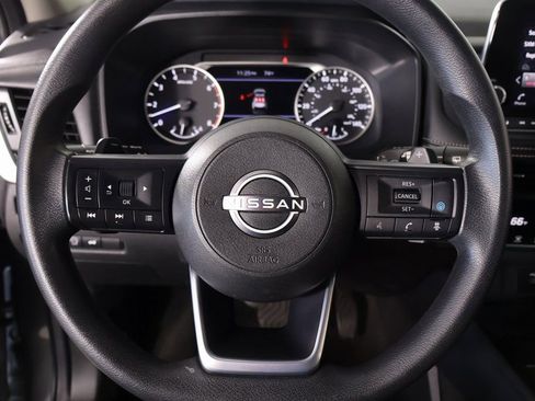 Used 2024 Nissan Rogue SV image 3