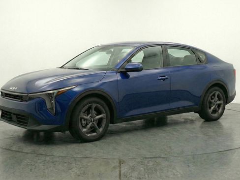Used 2025 Kia K4 LXS image 3