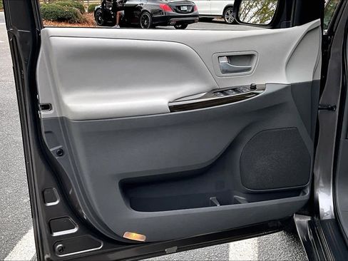 Used 2017 Toyota Sienna XLE image 21