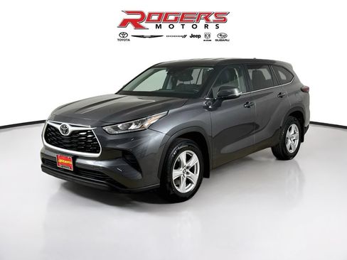 Used 2024 Toyota Highlander LE AWD/4WD image 8