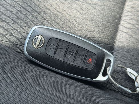 Used 2025 Nissan Rogue SV FWD image 21