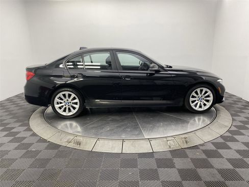 Used 2018 BMW 320i xDrive 320i xDrive w/ Sport Package image 17