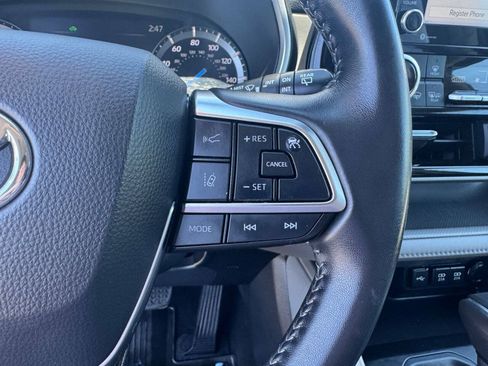 Used 2021 Toyota Highlander XLE AWD/4WD image 18