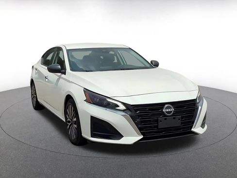Used 2025 Nissan Altima 2.5 SV FWD image 2