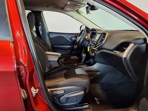 Used 2017 Jeep Cherokee Sport FWD image 11