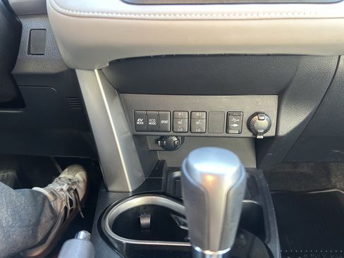 Used 2018 Toyota RAV4 Limited image 11