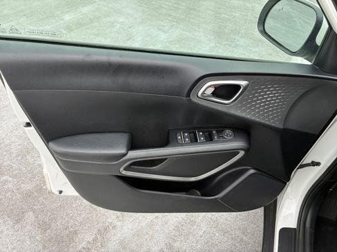 Used 2025 Kia Soul LX w/ LX Technology Package image 18