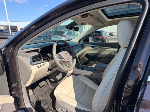Used 2018 Cadillac XT5 Luxury w/ Driver Awareness Package image 12