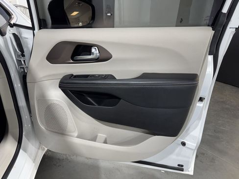 Used 2022 Chrysler Voyager LX FWD image 18