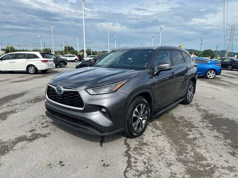 Used 2023 Toyota Highlander XLE AWD/4WD image 3