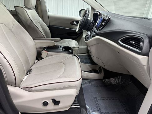 Used 2017 Chrysler Pacifica Limited FWD image 42