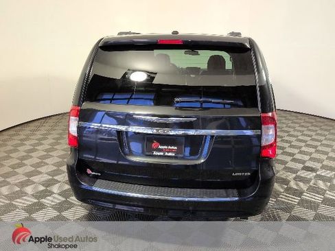 Used 2012 Chrysler Town & Country Limited w/ Luxury Group FWD image 7