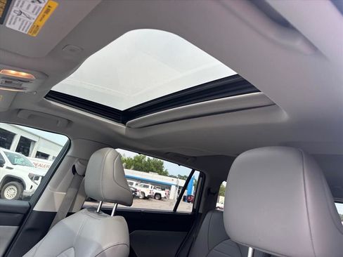 Used 2024 Toyota Highlander XLE FWD image 8