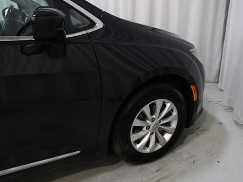 Used 2018 Chrysler Pacifica Touring-L Plus FWD image 40
