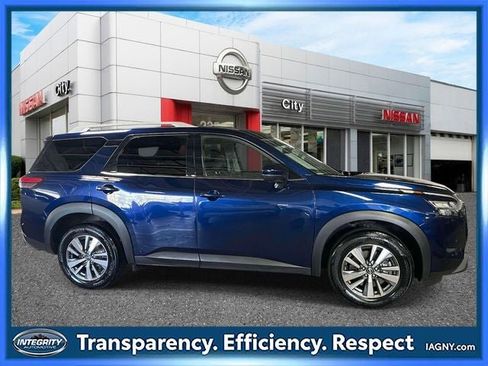 Used 2025 Nissan Pathfinder SL AWD/4WD image 5