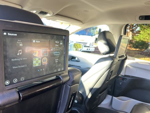 Used 2020 Chrysler Pacifica Touring-L Plus image 28