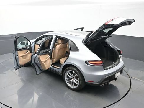 Certified 2022 Porsche Macan AWD/4WD image 29